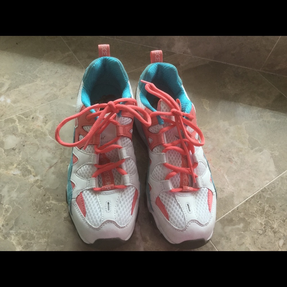Sketchers tennis shoes